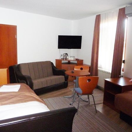 Sobe Rooms Aleksandar นิส ภายนอก รูปภาพ