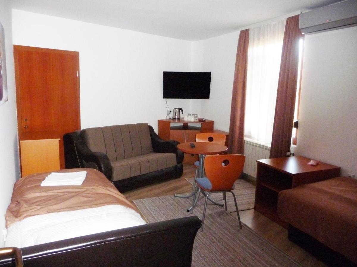 Sobe Rooms Aleksandar นิส ภายนอก รูปภาพ