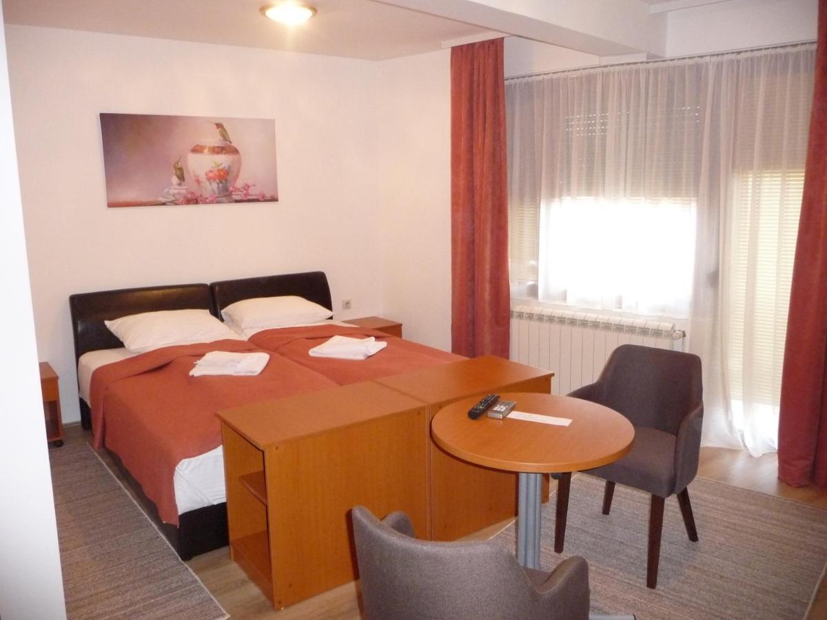 Sobe Rooms Aleksandar นิส ภายนอก รูปภาพ