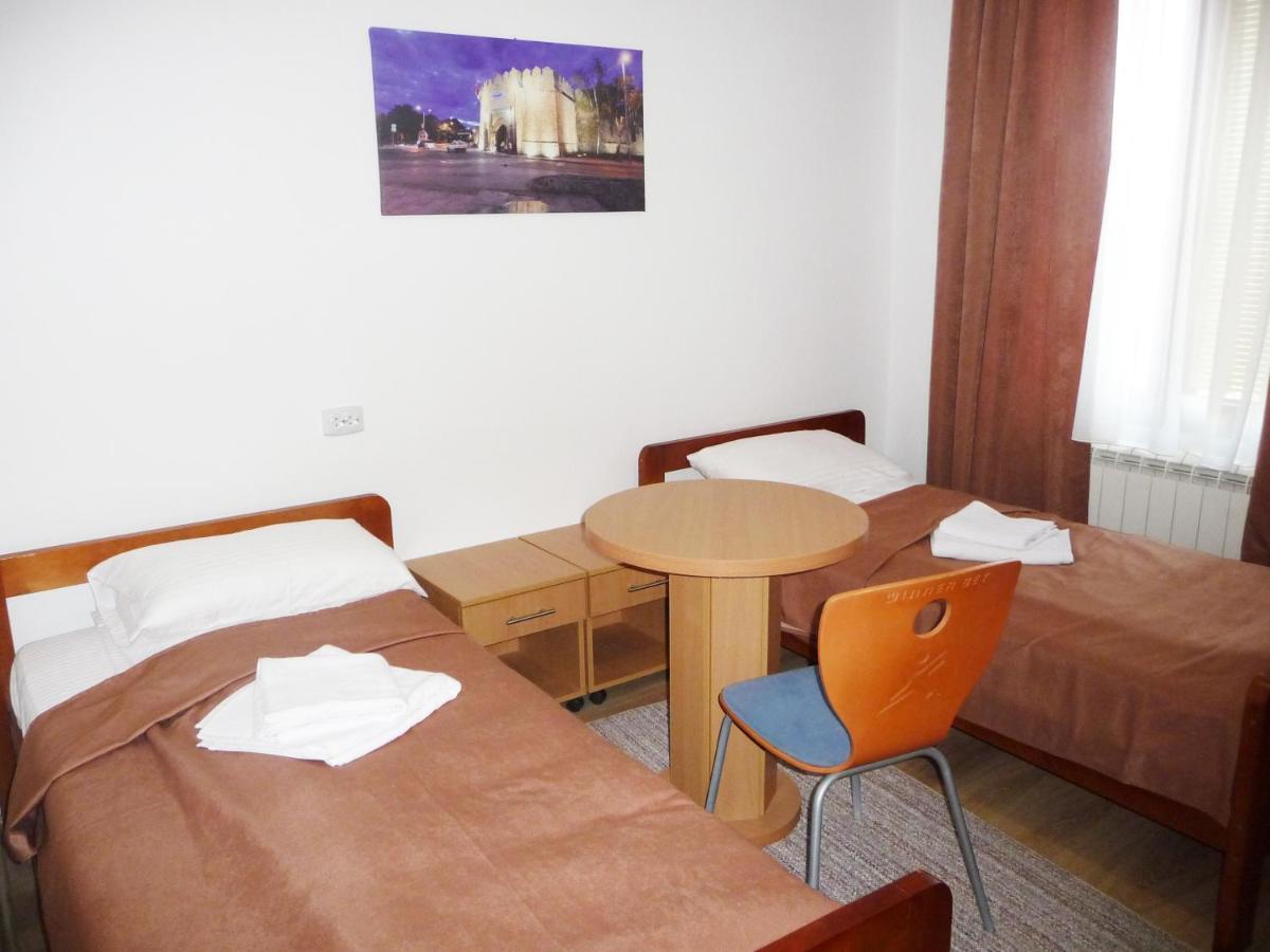 Sobe Rooms Aleksandar นิส ภายนอก รูปภาพ