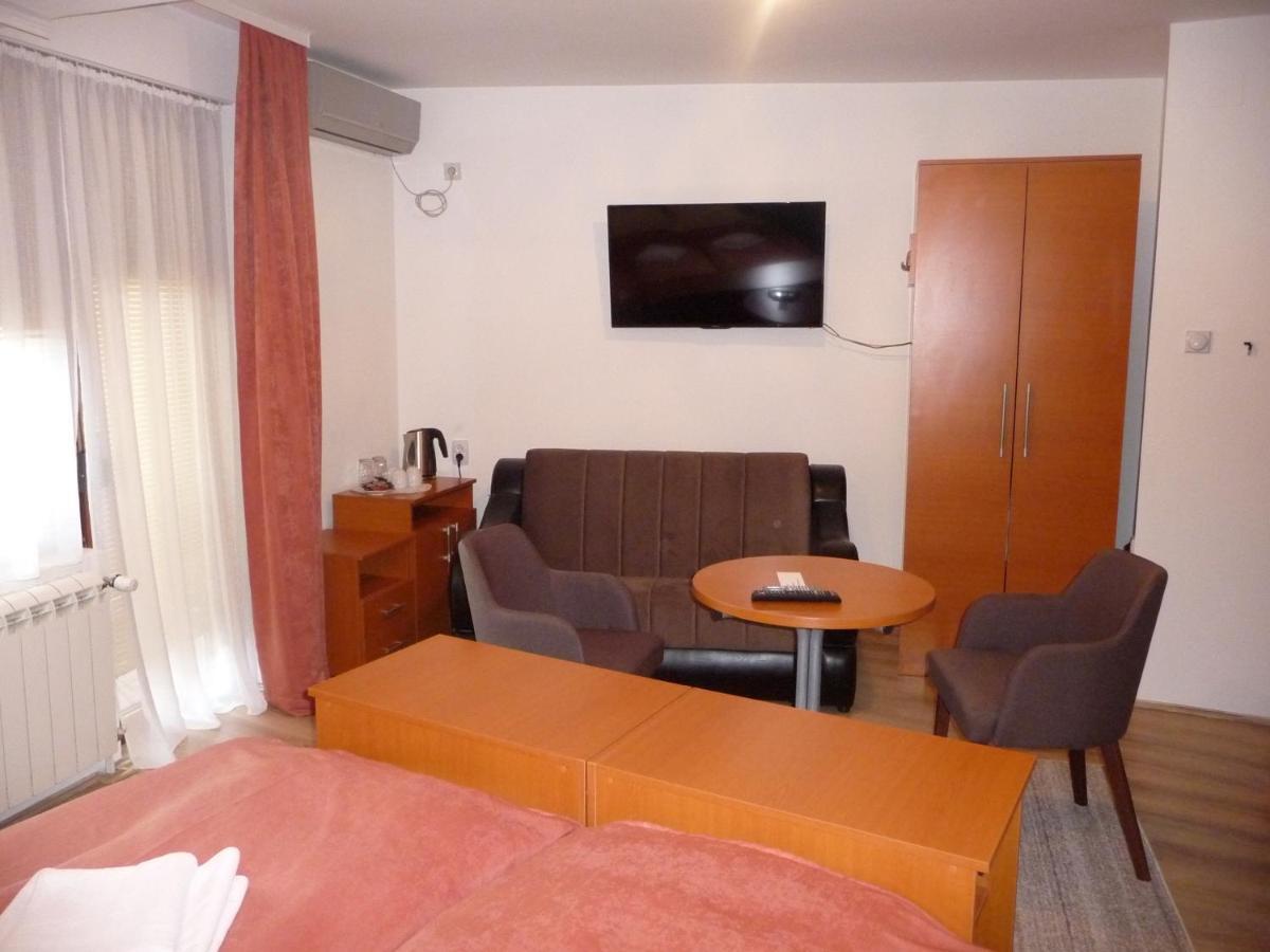 Sobe Rooms Aleksandar นิส ภายนอก รูปภาพ