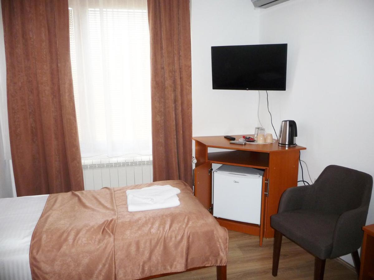 Sobe Rooms Aleksandar นิส ภายนอก รูปภาพ